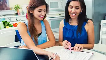 Parent qui aide son enfant pour faire les devoirs
