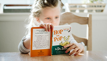 Jeune enfant qui lis un livre