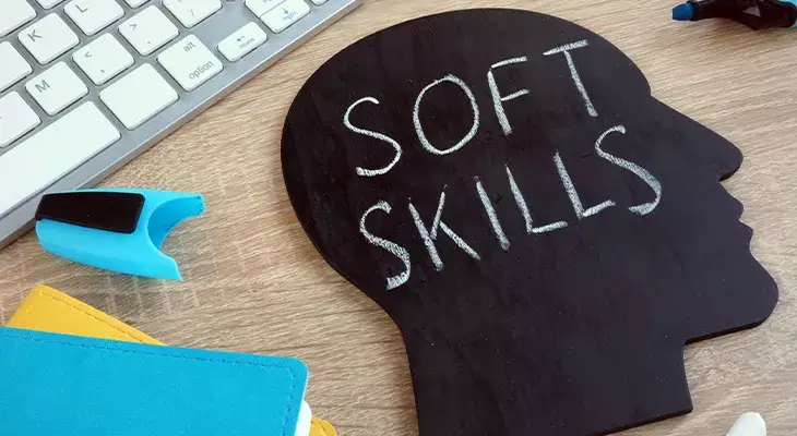 Visage en ardoise avec écrit soft skills dessus