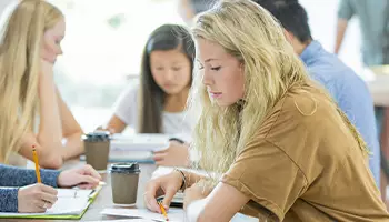 Groupe de lycéens qui travaille en cours collectif Acadomia