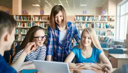 Groupe d'élève qui révise ses examens ensemble