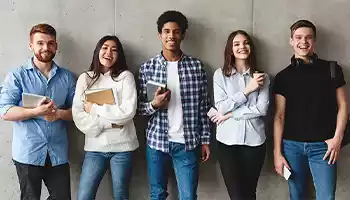Groupe de lycéen attendant leur résultat parcoursup