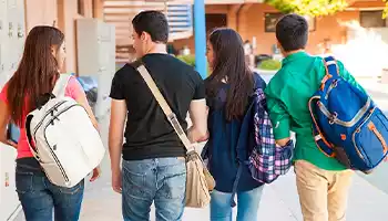 Groupe de lycéen qui vont à un cours en centre Acadomia