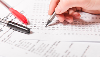 Personne qui rempli un test de connaissance type QCM