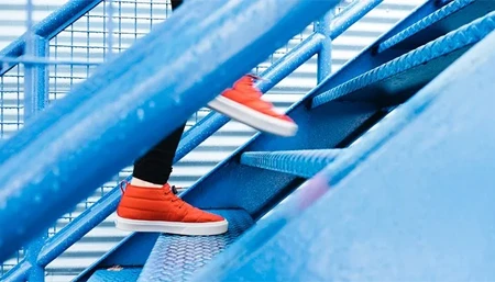 Elève en marche dans un escalier
