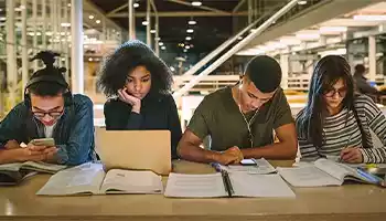 Groupe d'étudiant révisent leurs cours