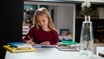 Elève primaire fait ses devoirs en autonomie