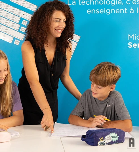 Cours en classe de collégiens avec une enseignante Acadomia - photo tous droits réservés
