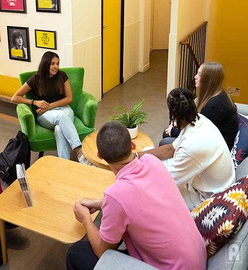 Groupe d'étudiants dans un salon d'un centre Acadomia - photo tous droits réservés