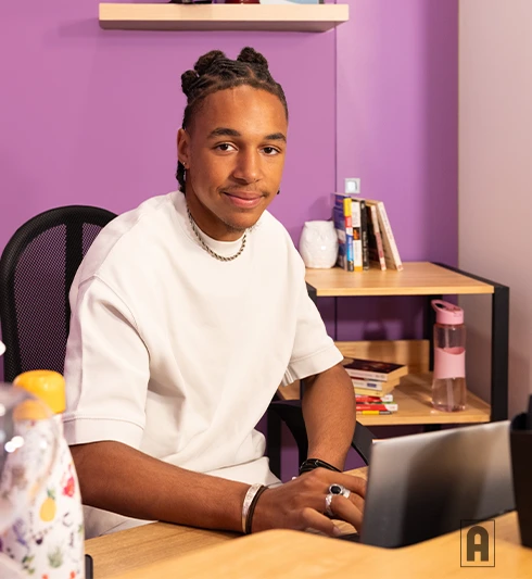 Portrait d'un lycéen heureux à son domicile, devant son ordinateur - photo tous droits réservés Acadomia