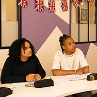 Deux étudiants en cours d'anglais Acadomia - photo tous droits réservés