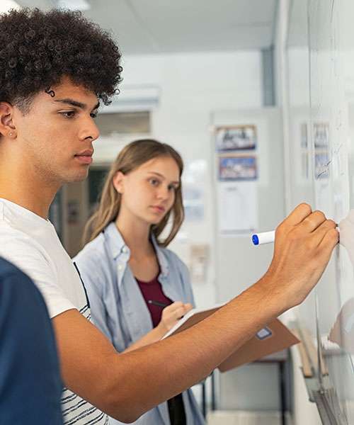 Etudiant revise concours commerce avec Acadomia