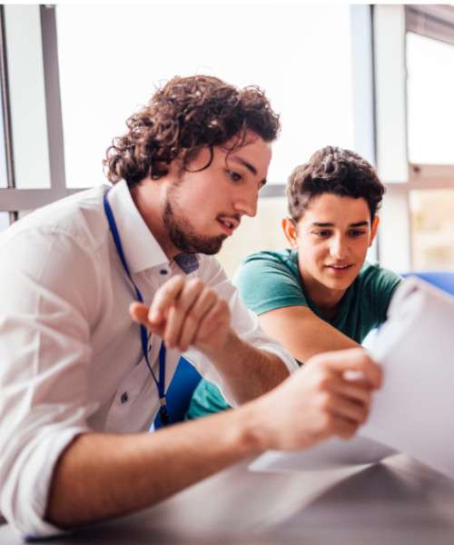 Un conseiller scolaire Acadomia en RDV orientation avec un élève