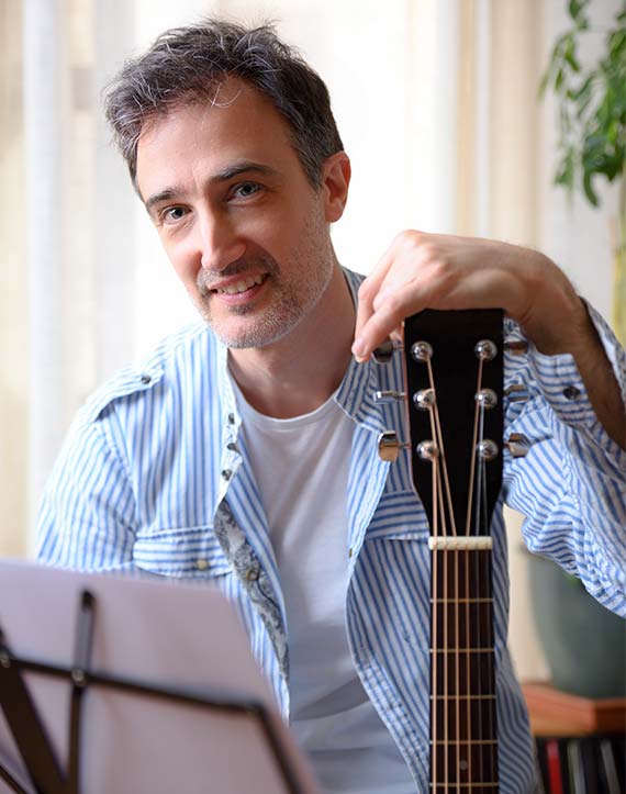 Musicien professeur de guitare Acadomia