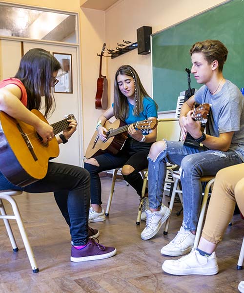Stages en petit groupe de guitare avec Acadomia
