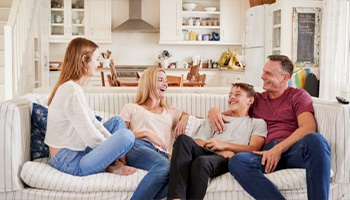 Famille se rassemble avant la rentrée des enfants