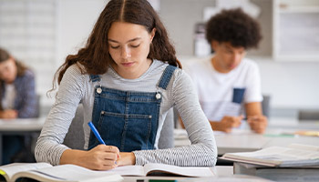 Lycéenne se prépare pour le bac de français avec Acadomia