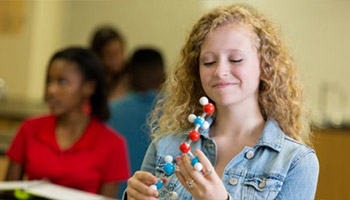 Lycéenne qui se prépare à entrer en école d'ingénieur