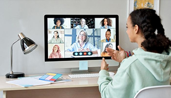 Élève suit un cours en ligne Acadomia
