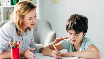 Professeur Acadomia accompagnent un enfant dyslexique