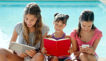 Élèves de tout âge remplissant leurs cahier de vacances