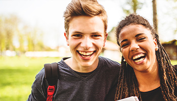 Deux étudiants avant de faire leur rentrée scolaire