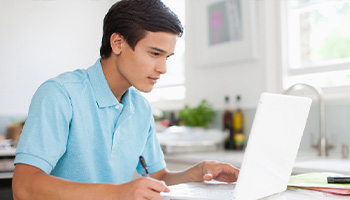 Eutdiant suit un cours en ligne Acadomia