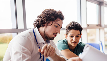 Lycéen réfléchi au choix de ses spé en seconde accompagner d'un conseiller d'orientation Acadomia