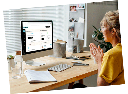 Client utilisant son espace personnel en ligne Acadomia