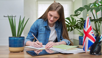 Élève de niveau lycée qui révise son cours d'anglais