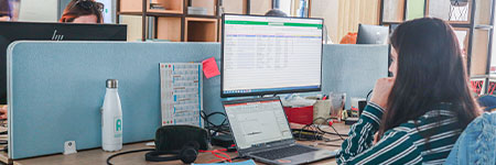 Employé dans le service administratif d'Acadomia travail sur excel