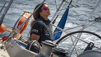 Photo de marie tabarly sur son bateau pour l'ocean globe race 2023