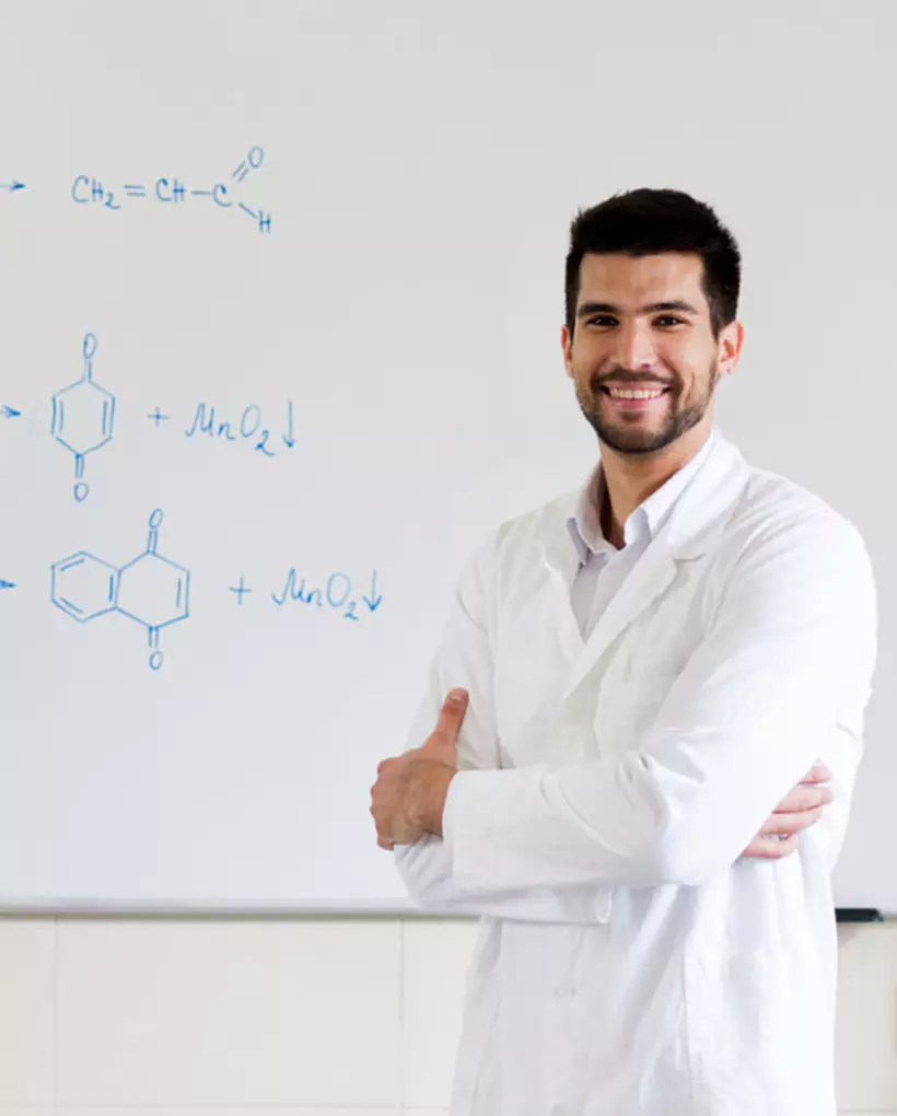 Professeur donnant un cours de physique chimie Acadomia
