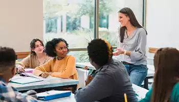 Groupe de lycéen qui révise leur bac en stage de révision Acadomia
