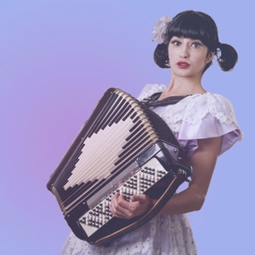 Femme qui joue de l'accordéon avec Acadomia