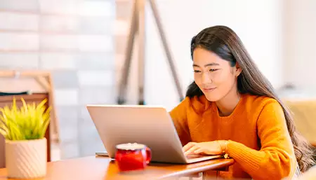 Etudiante sur son ordinateur