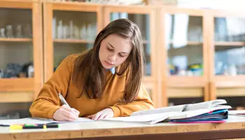 Lycéenne prépare un planning de révision pour le bac