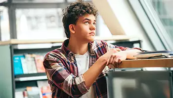 Lycéen révise pour son examen du baccalauréat