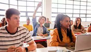 Groupe d'élèves en cours collectif acadomia