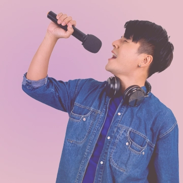 Homme qui chante en cours de musique Acadomia