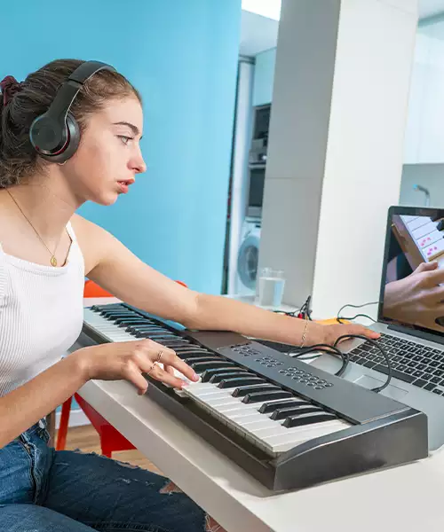 Adolescente en cours de piano en ligne Acadomia