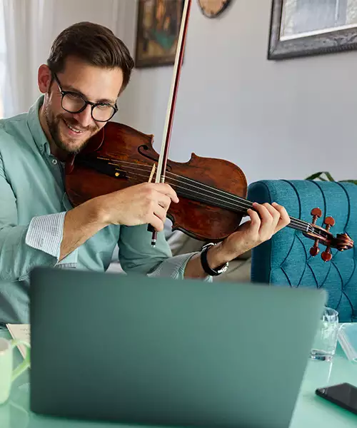Adulte en cours de violon en ligne Acadomia