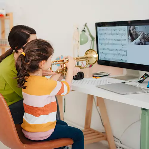 Enfant avec sa mère en cours de trompette en ligne Acadomia