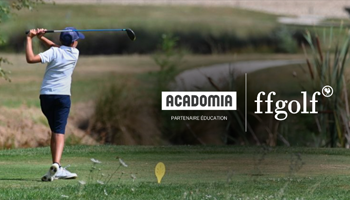 jeune joueur de golf avec la FFGolf et Acadomia partenaire