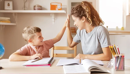 Elève en primaire qui fait ses devoirs avec sa mère