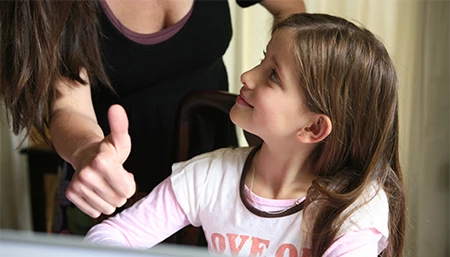 Elève en primaire qui fait ses devoirs avec sa mère