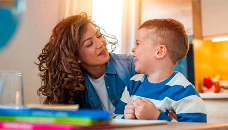Elève en primaire qui fait ses devoirs avec sa mère
