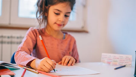 Elève de primaire qui fait ses devoirs