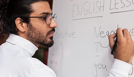 Adulte face à un tableau pendant une formation Acadomia en anglais
