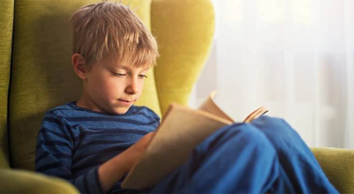 Enfant en train de lire un livre
